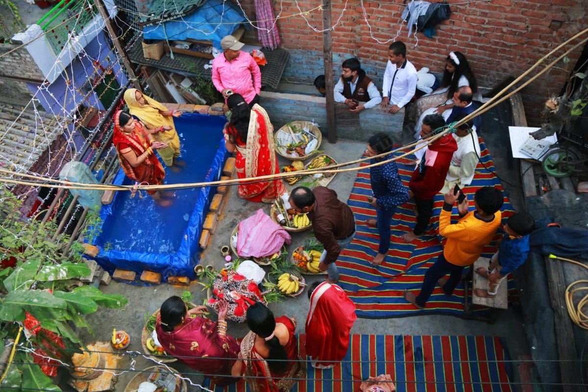 Not able to go to ghat, this family opted for temporary pool | Photo: Manisha Mondal | ThePrint