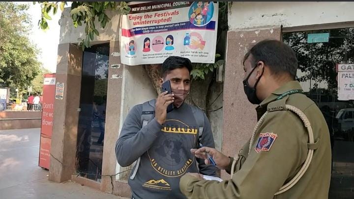 An NDMC team member imposing fine on a local resident for not wearing his mask properly | Photo by : Unnati Sharma, ThePrint