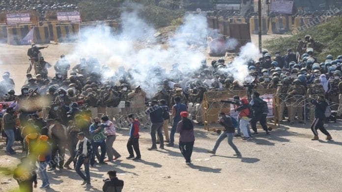 Protesting farmers try to enter Delhi from the Singhu border with Haryana Friday afternoon | Manisha Mondal | ThePrint