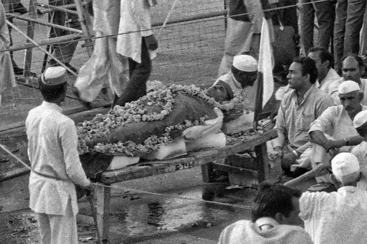 Protesting farmers surround the dead body of a farmer, who lost his life in the protest at Boat Club | Photo: Praveen Jain | ThePrint