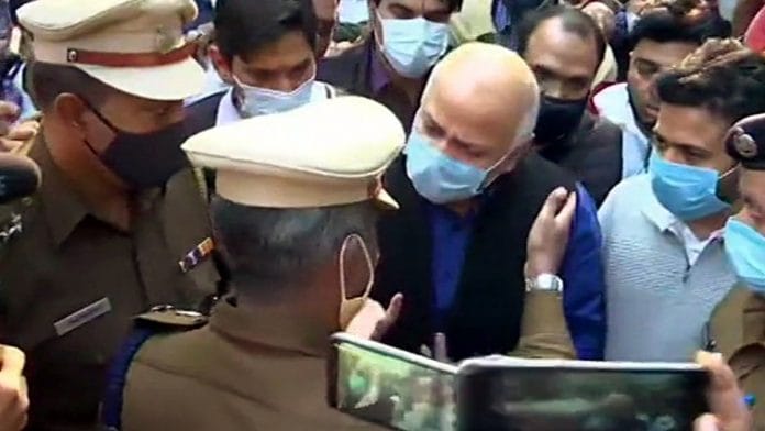 Delhi Deputy CM Manish Sisodia speaks to police officials during a sit-in protest outside Chief Minister's residence, in New Delhi on 8 December 2020 | ANIDelhi Deputy CM Manish Sisodia speaks to police officials during a sit-in protest outside Chief Minister's residence, in New Delhi on 8 December 2020 | ANI