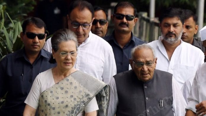 Motilal Vora (right, front) with Sonia Gandhi and other Congress leaders | File photo