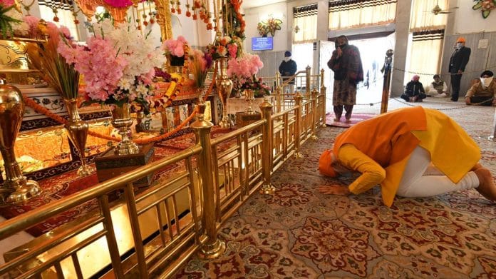 PM Narendra Modi prays at Gurudwara Rakabganj, New Delhi on 20 December, 2020 | @narendramodi | Twitter