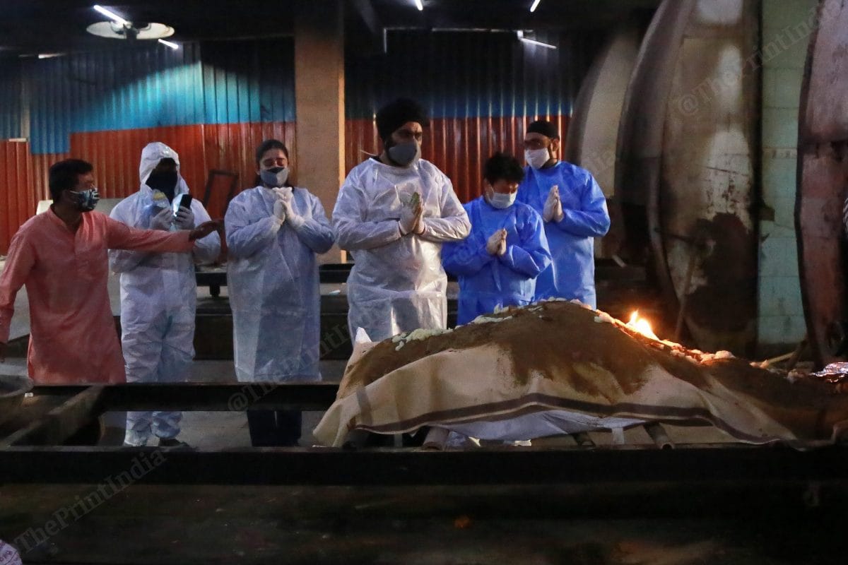 During the third wave of Covid in Delhi, number of deaths increased. A family offers last prayers to the deceased | Photo: Manisha Mondal | ThePrint