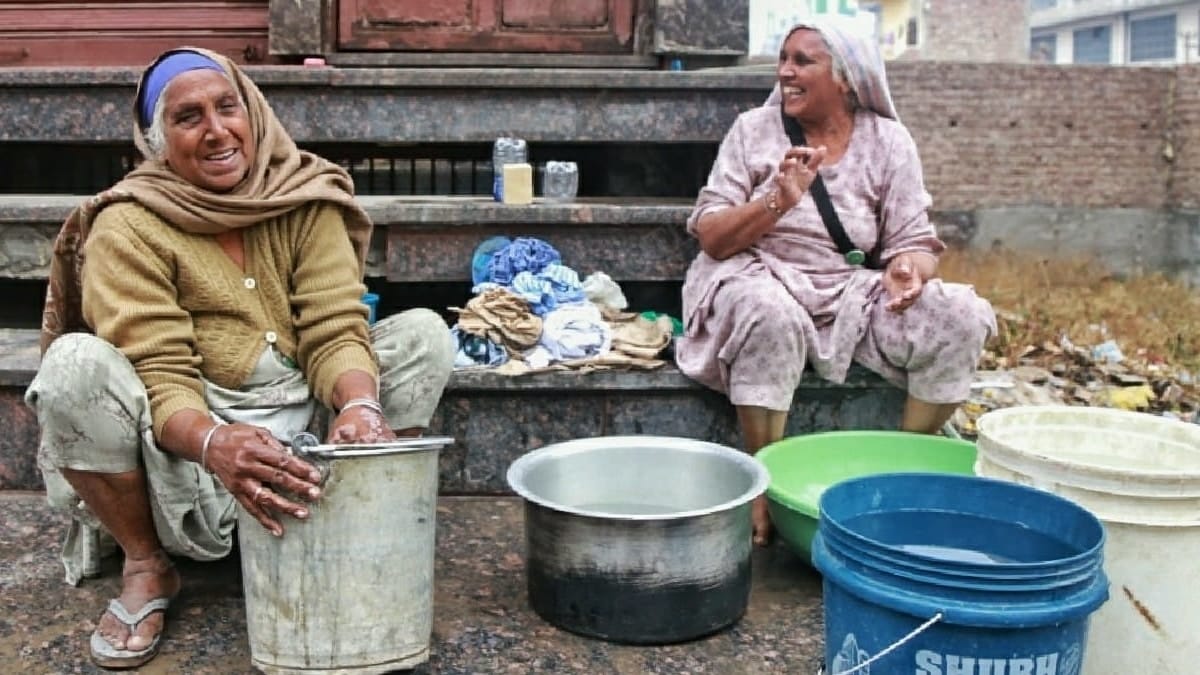 Women protesters washing clothes with hands at the Tikri border. | Photo Manisha Mondal/ThePrint