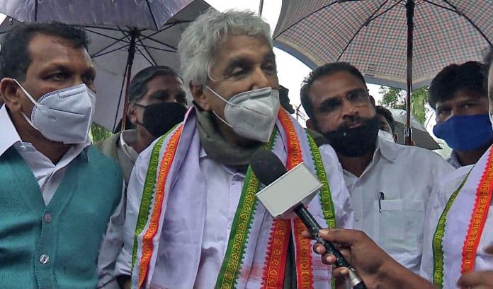 Former Chief Minister of Kerala Oommen Chandy speaks to reporters during his visit to Rajamala landslide-hit area, in Munnar on Monday. | ANI