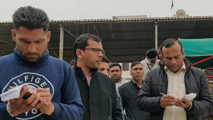 Arhatiyas write out slips at Maur mandi in Bathinda, Punjab | Photo: Urjita Bhardwaj | ThePrint