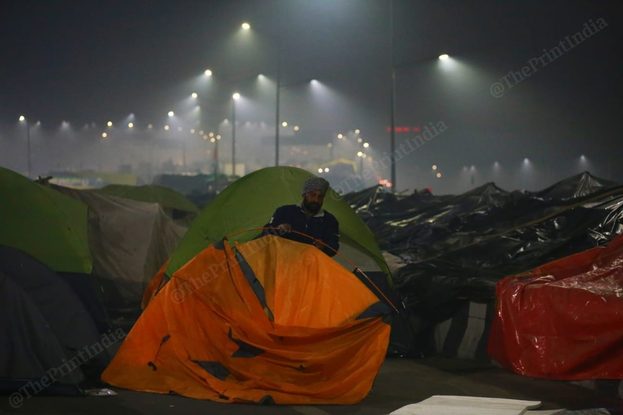 A protester erecting tent for farmers that are coming into Ghazipur | Photo: Manisha Mondal | ThePrint