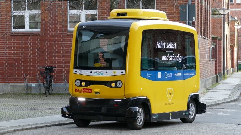 Three lessons to ensure self-driving cars have a safe, efficient future