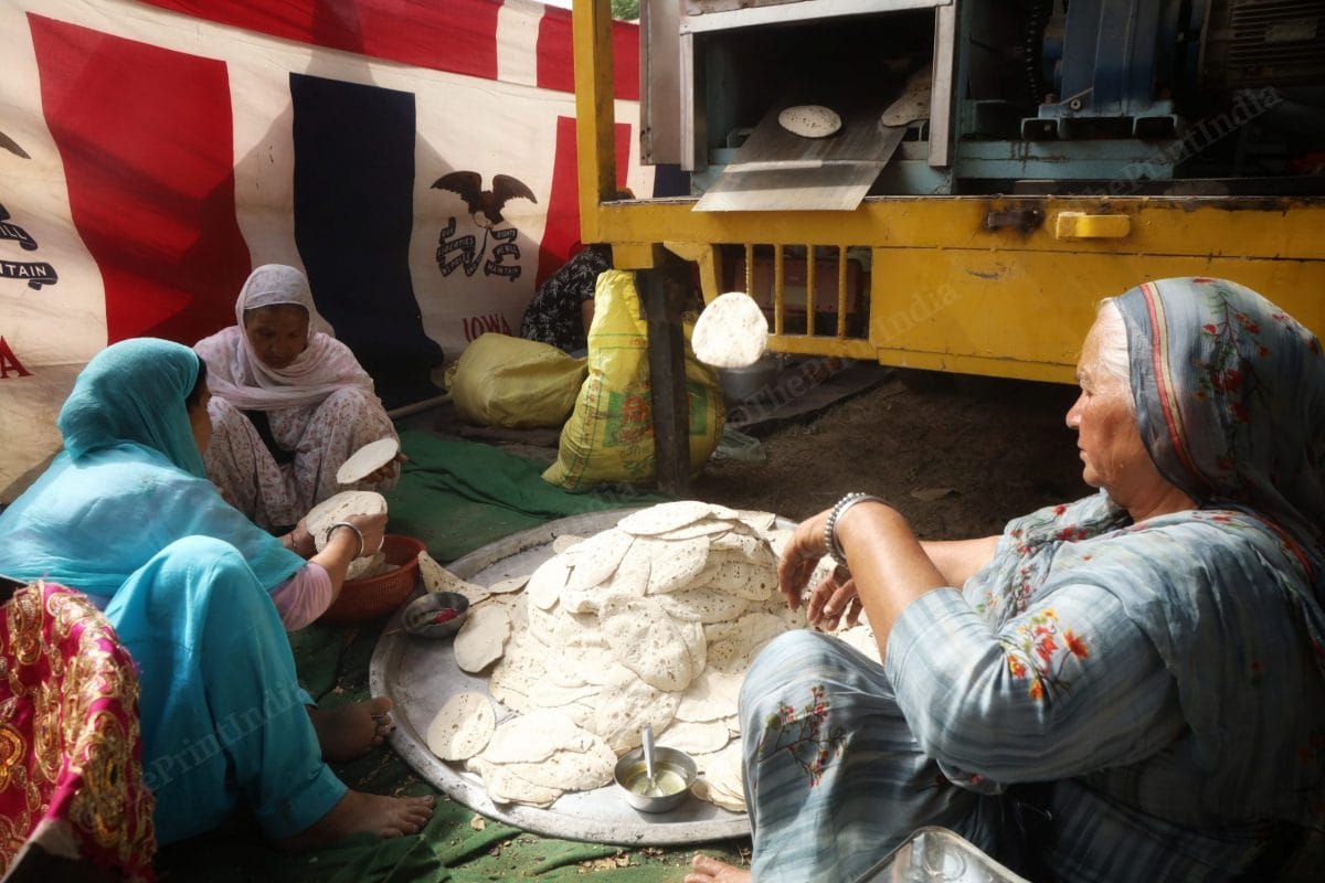 Elderly women, known as 'bibis', were preparing food for the attendees in the langar area | Photo: Manisha Mondal | ThePrint