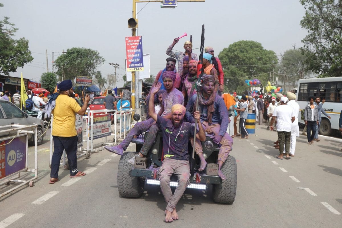  At the Hola Mohalla celebrations, some people even played with colours | Photo: Manisha Mondal | ThePrint