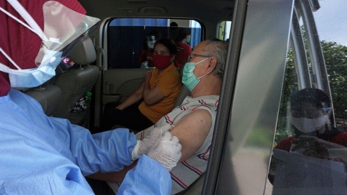 An elderly person receives a dose of the Sinovac Covid-19 vaccine at Jakarta International Expo in Jakarta, Indonesia, on 3 March 2021| Photo: Dimas Ardian | Bloomberg