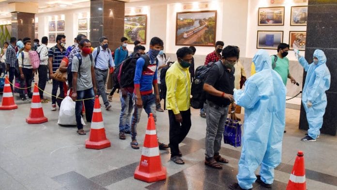 Healthcare workers check the temperature of passengers at Chhatrapati Shivaji Maharaj Terminus, in Mumbai on 19 March 2021 | ANI