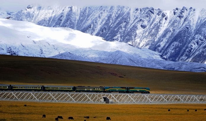 A train pulled by an NJ2 locomotive travels on the Qinghai–Tibet railway in 2008 | Wikimedia Commons