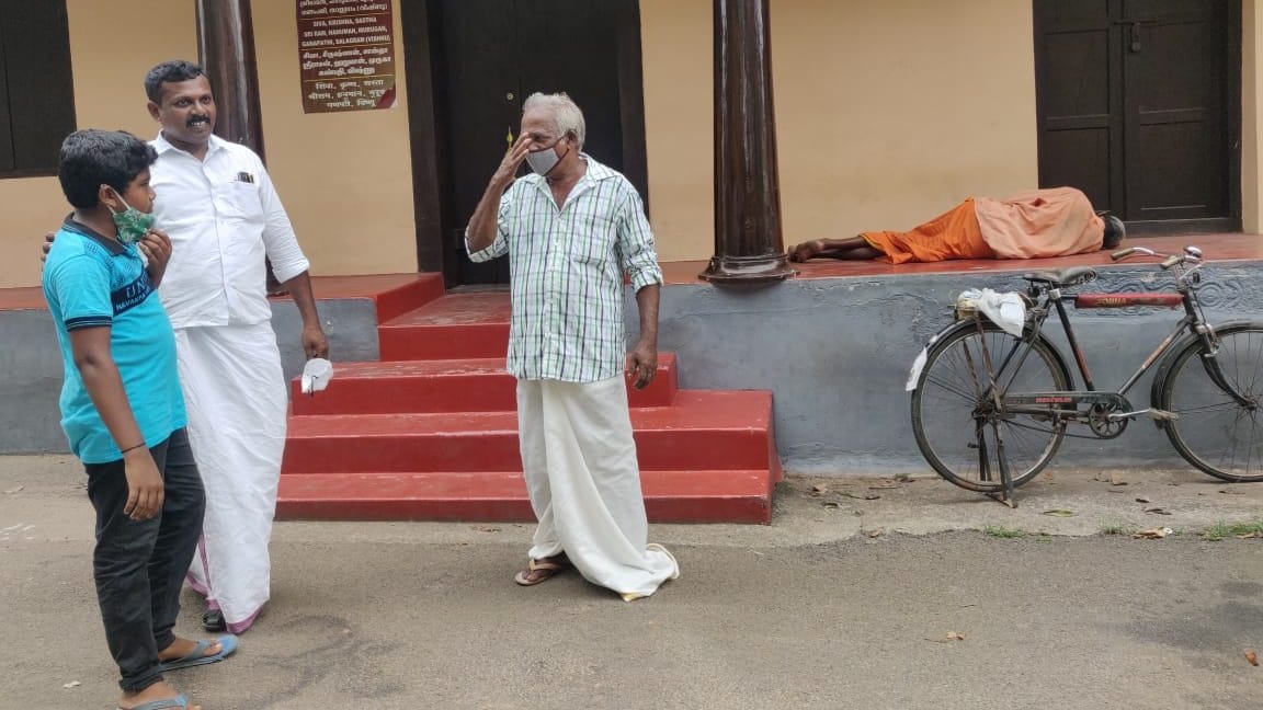 Congress worker Aneesh Raju (centre) with his son and father who are BJP supporters | Photo: Fatima Aslam Khan/ThePrint