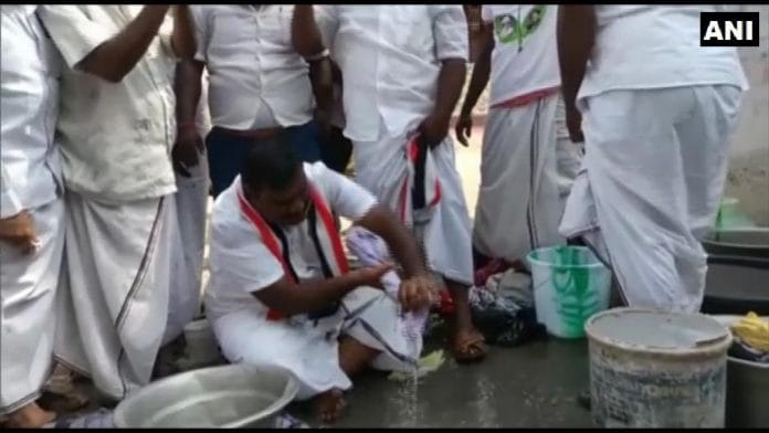 Thanga Kathiravan, the AIADMK candidate at Nagapattinam, washing clothes | ANI