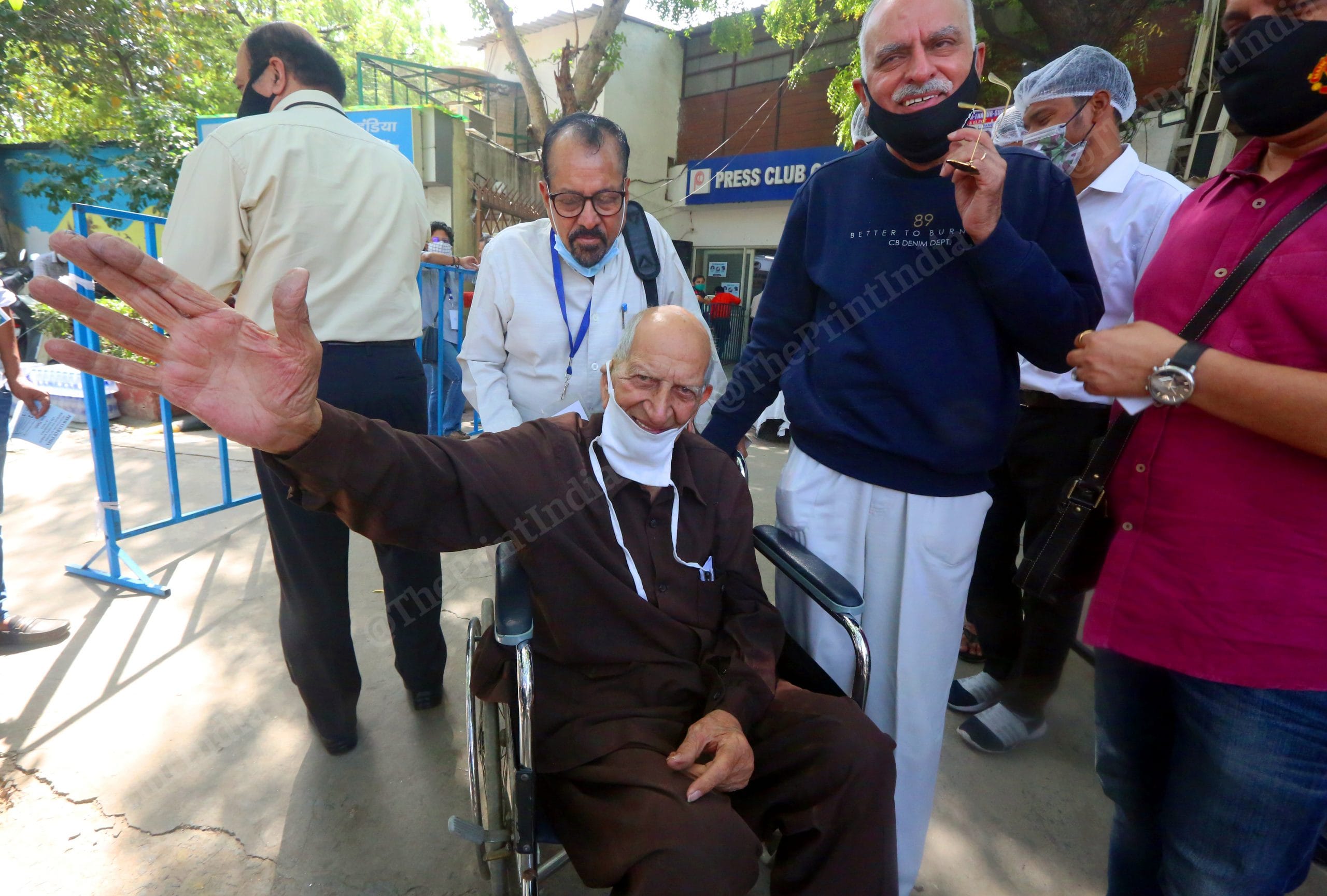 Former president of Press Club, A.R.Wig with senior journalist Anil Anand arrived on wheel chair to cast his vote| Photo: Praveen Jain | ThePrint