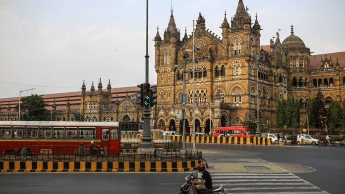 Vehicles travel past the Chhatrapati Shivaji Maharaj Terminus train station during a weekend lockdown in Mumbai, on 10 April 2021 | Photo: Dhiraj Singh | Bloomberg