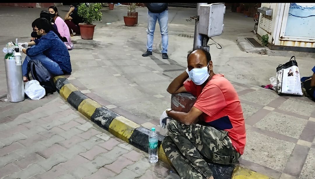 Relatives sitting outside at LNJP | Shubhangi Misra | ThePrint