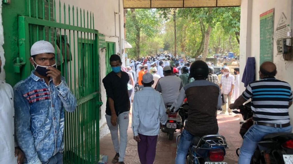 The crowd at a burial ground in Lucknow | Photo: Jyoti Yadav | ThePrint