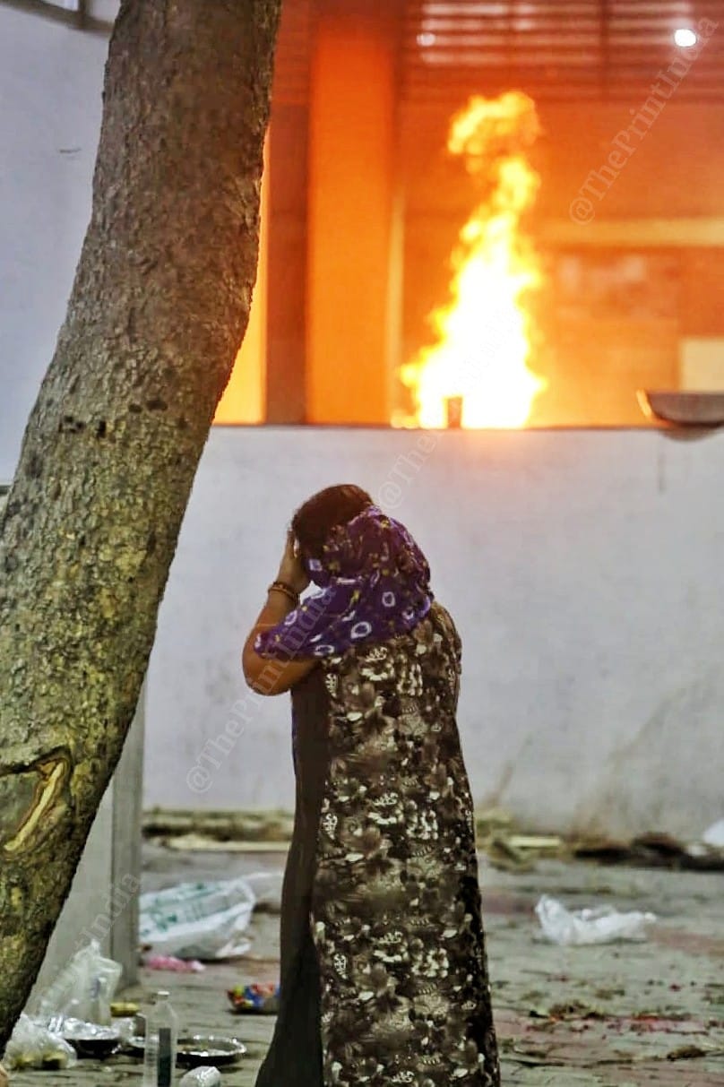 A woman grieves over the loss of her loved one at Isanpur Crematorium | Photo: Praveen Jain | ThePrint