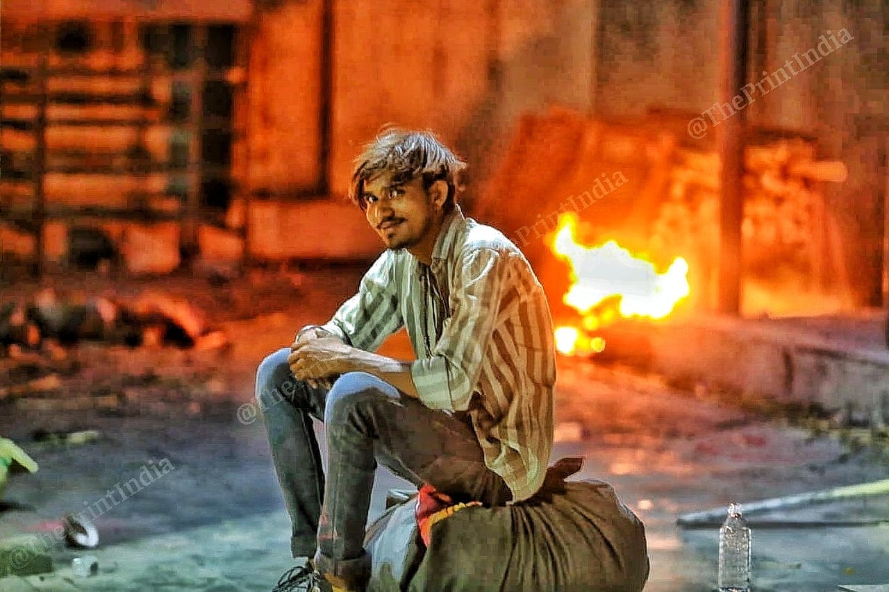 An undertaker rests after creating bodies for 8 hours straight | Photo: Praveen Jain | ThePrint