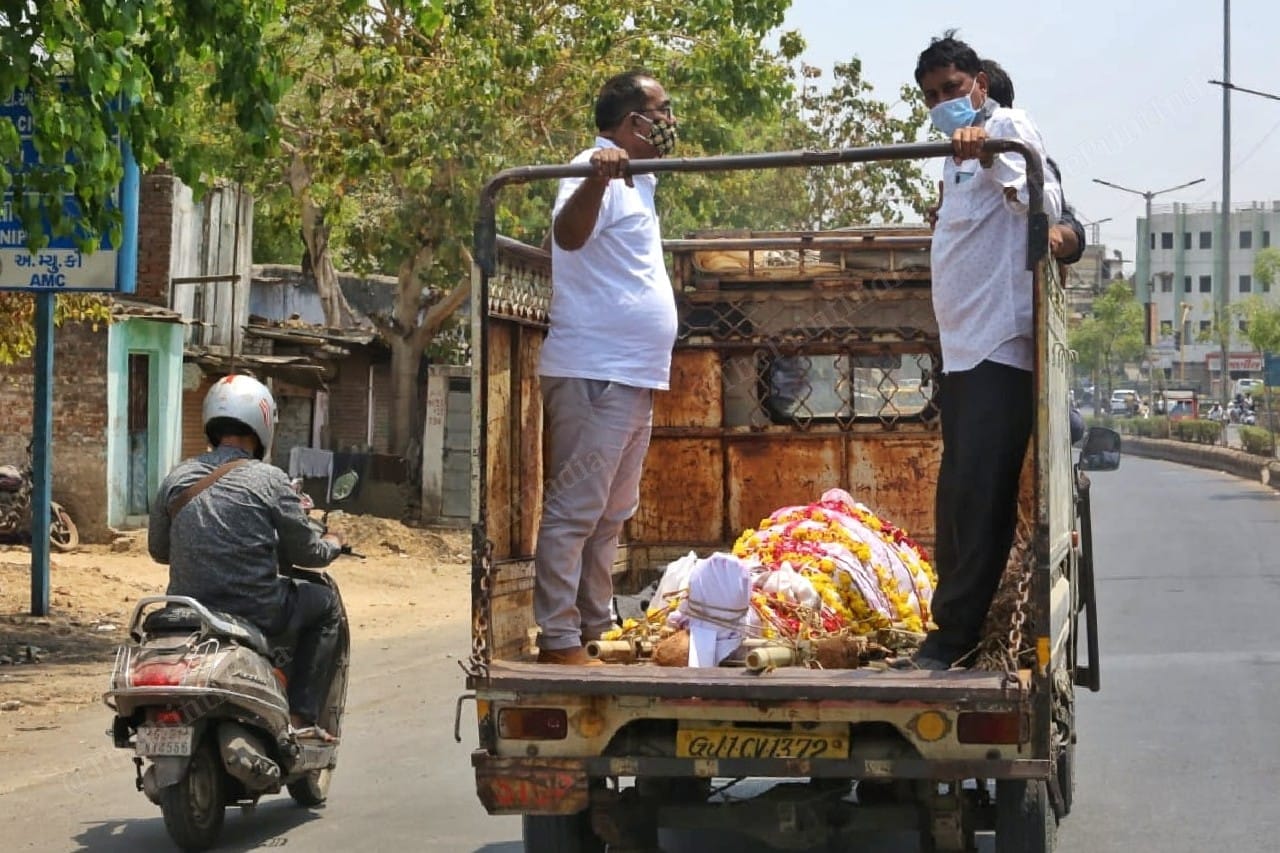Lack of ambulances has forced people to bring their deceased in tempos | Photo: Praveen Jain | ThePrint