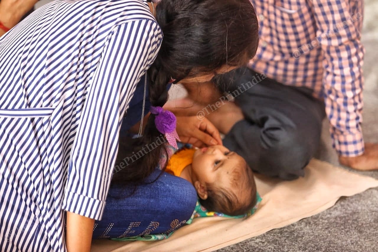 A sister plays with her sibling while waiting for her train | Photo: Praveen Jain | ThePrint