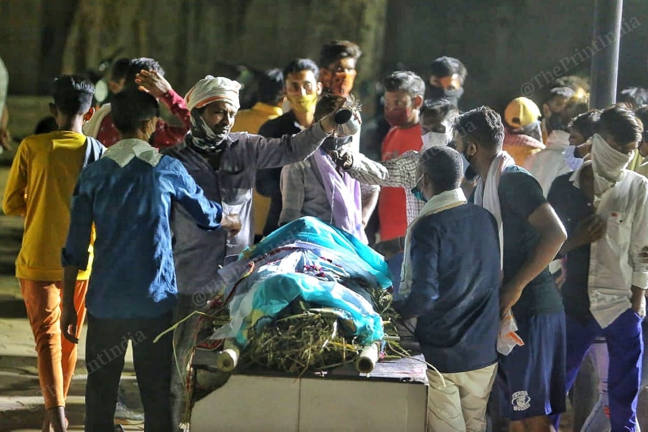 A family performs last rites | Photo: Praveen Jain | ThePrint