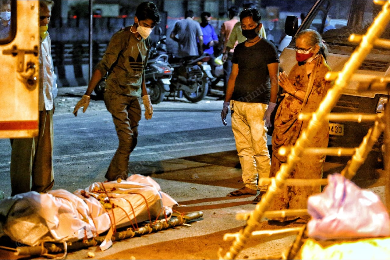 Niranjanben prays for her deceased husband, as she performs his last rites | Photo: Praveen Jain | ThePrint