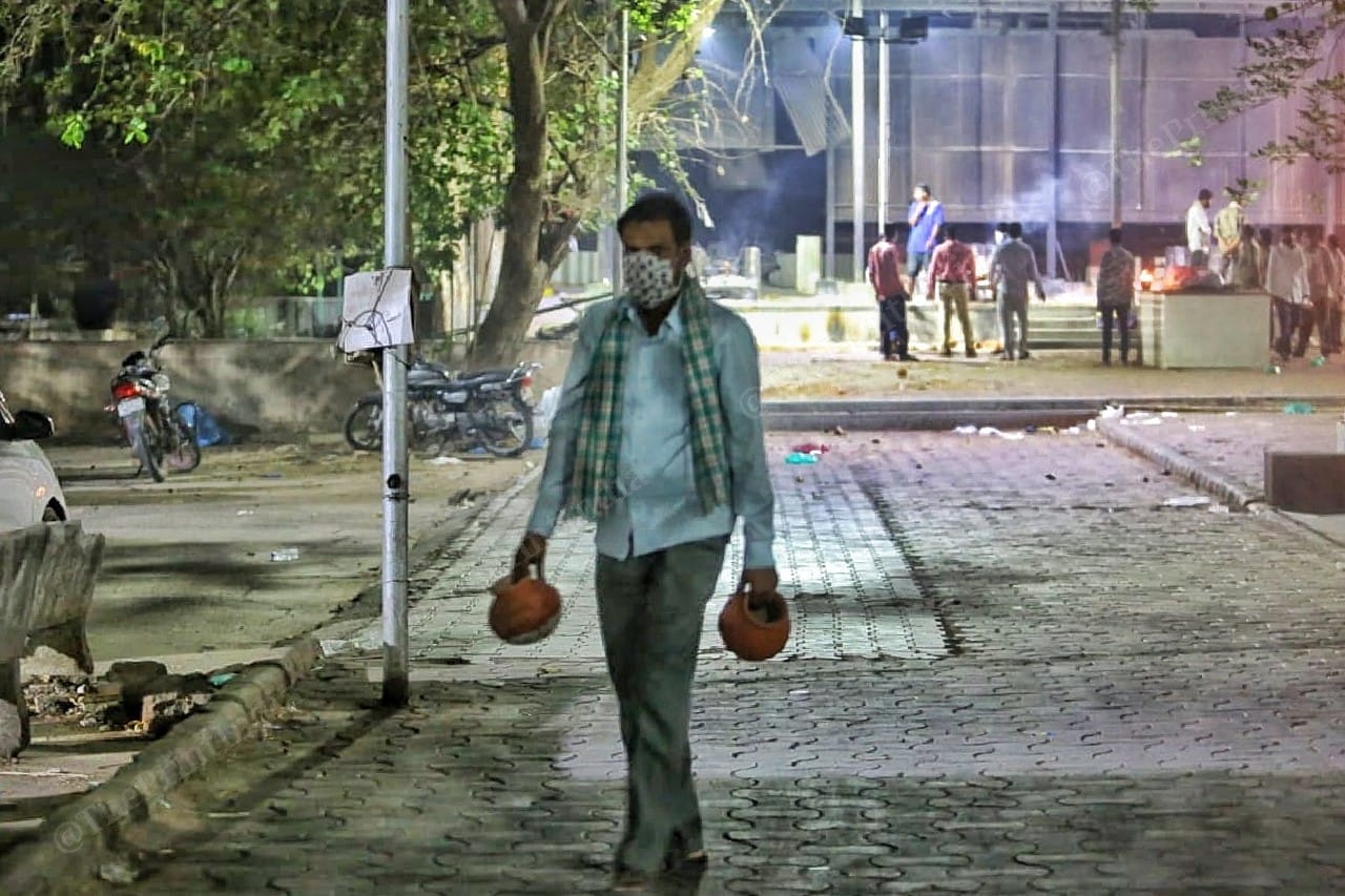 A man performs last rites | Photo: Praveen Jain | ThePrint