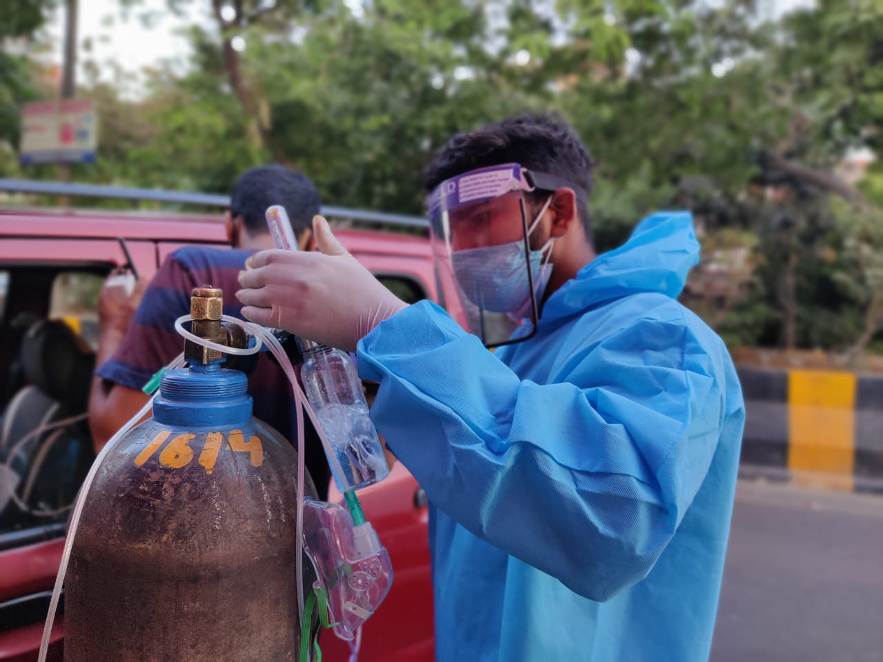 Gurdwara volunteers take all necessary precautions while running the 'oxygen langar' | Photo: Shubhangi Misra | ThePrint