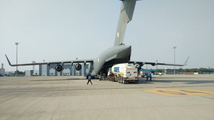 C-17 and IL-76 aircraft airlifted cryogenic oxygen containers from Air Force Station Hindan to Panagarh for recharging, in support of the fight against Covid-19. | Photo: Twitter/@IAF_MCC