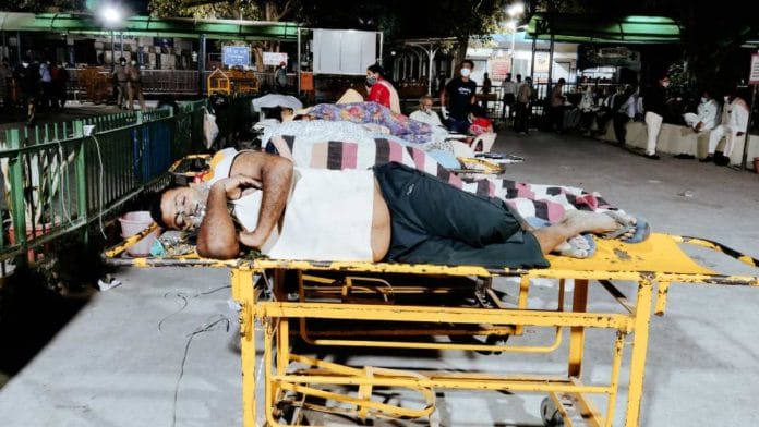 8 patients lied unattended outside the casualty of Guru Tegh Bahadur Hospital | Shubhangi Misra | ThePrint