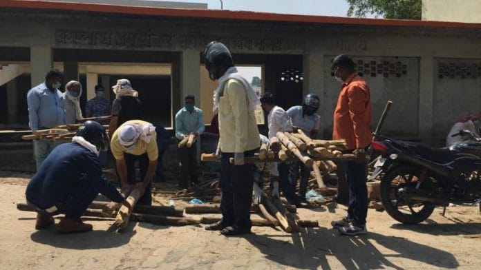 Families of the deceased ready pyres for last rites at Gorakhpur's Rajghat crematorium | Moushumi Das Gupta | ThePrint