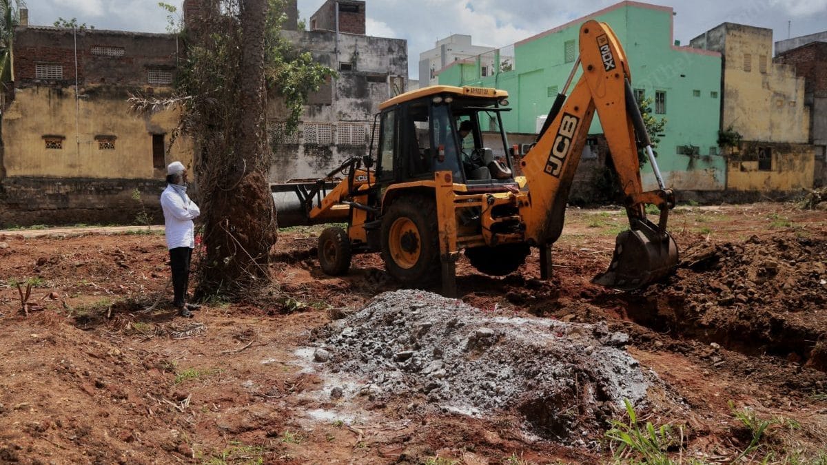 At the Jannatul Baqi Muslim burial ground | Photo: Manisha Mondal