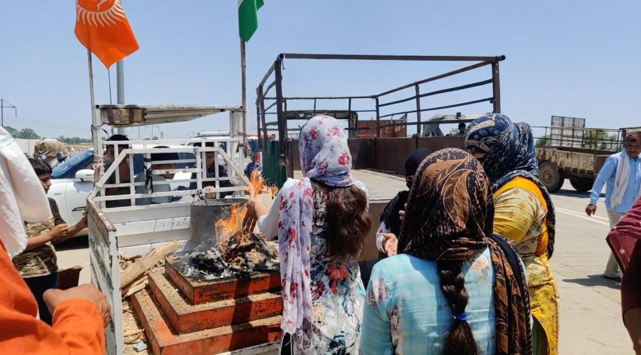 Residents put samagri into the havan at one of its stops | Reeti Aggarwal | ThePrint