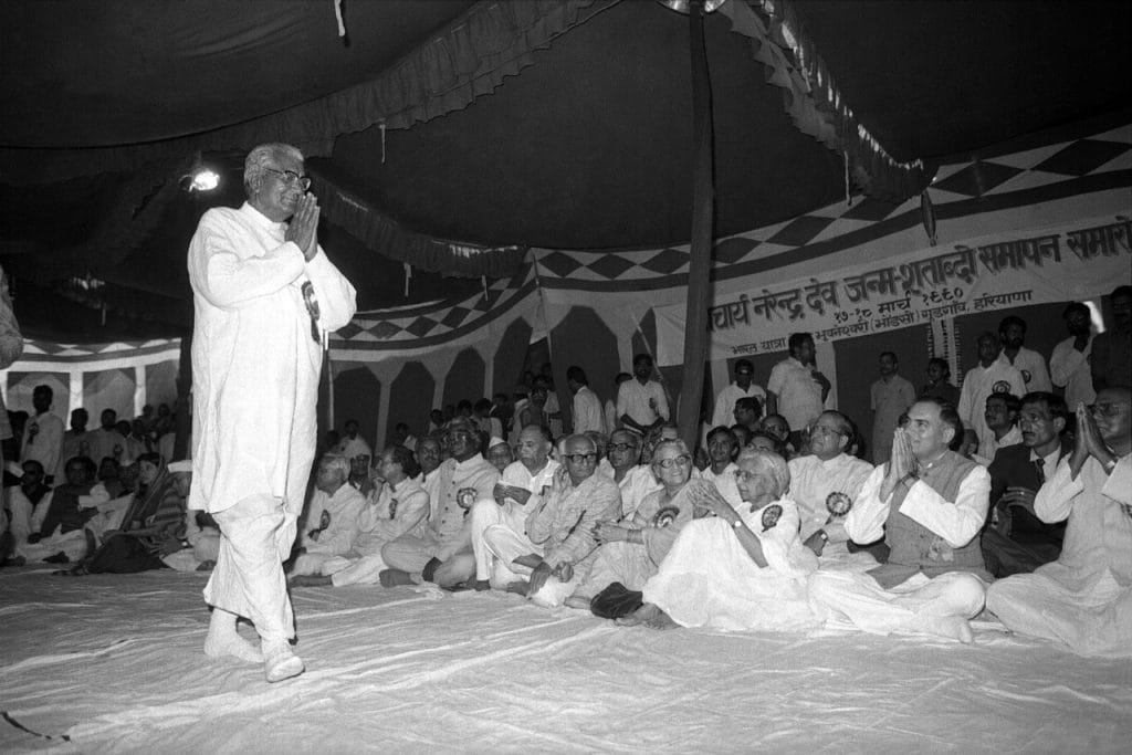 Deputy Prime Minister Chaudhary Devi Lal (folded hands) and former prime minister Rajiv Gandhi ( extreme right) attend Congress socialist leader Acharya Narendra Dev’s birth anniversary at Bhodsi village, Gurugram in 1990.
