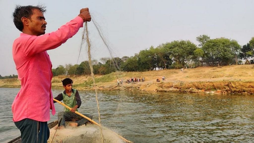 Fisherman Sitaram Chaudhry and his son Shriram from the neighbouring Misrolia village | Photo: Sajid Ali | ThePrint