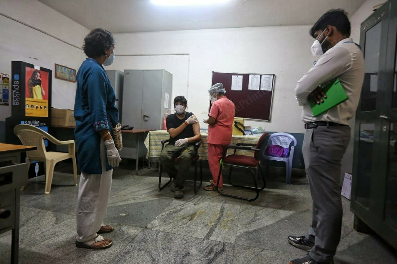 Doctors monitor vaccination at K.C. General Hospital, Bengaluru | Praveen Jain | ThePrint