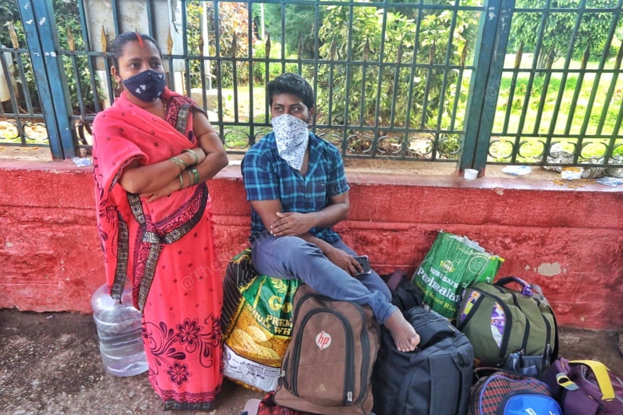 Sunil Rajbhar and his wife, who are both headed to Gorakhpur in Uttar Pradesh | Photo: Praveen Jain/ThePrint