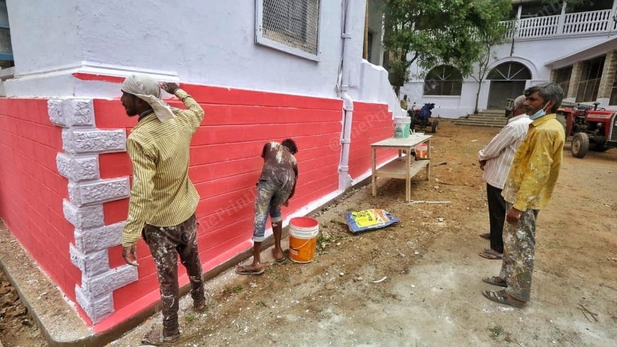 The BJP party workers and volunteers at the hospital | Photo: Praveen Jain/ThePrint