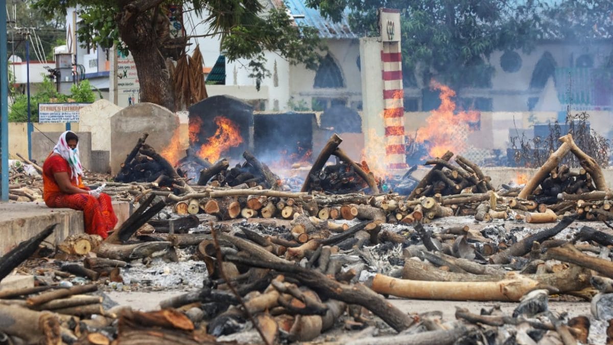 A woman at the Hindu crematorium opposite the ESI hospital | Photo: Manisha Mondal