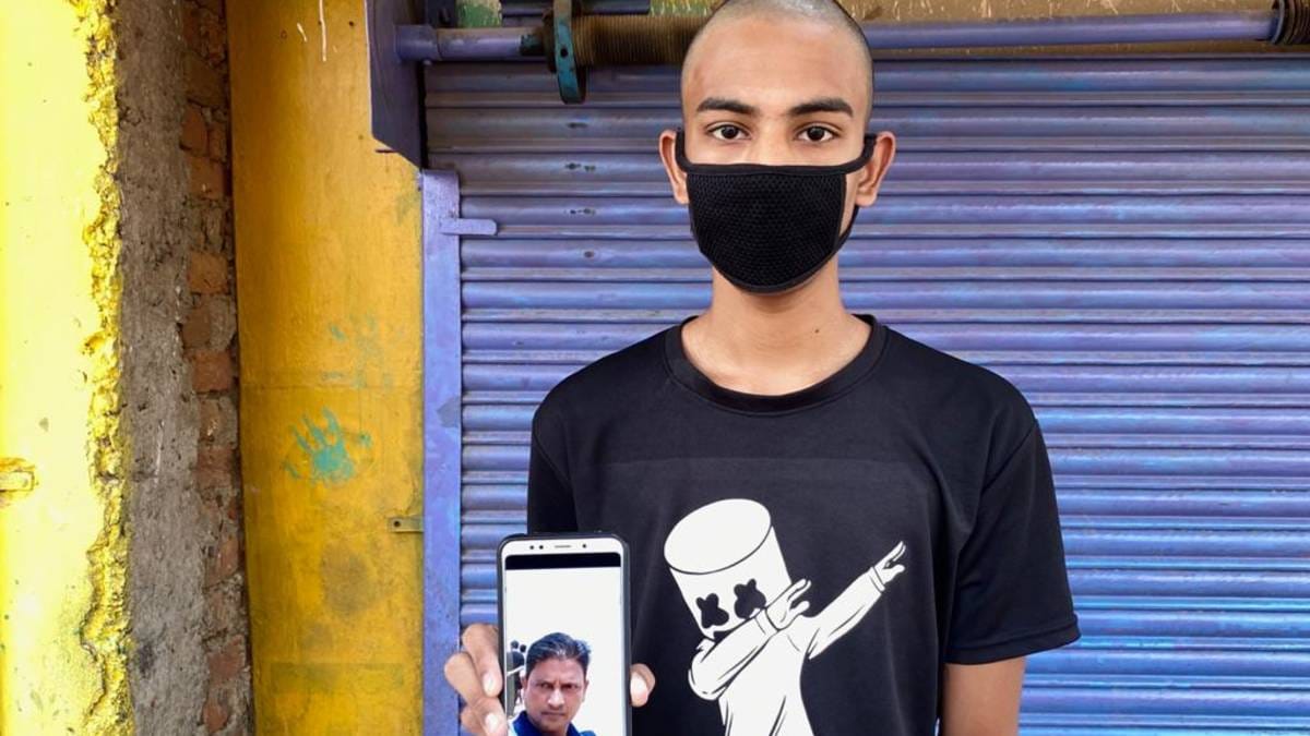 Saurabh Kori, with a photo of his father, Kishore, a government school teacher who died of Covid | Fatima Khan | ThePrint