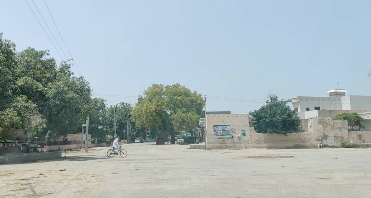 An empty stretch of village road as residents stayed indoors because of the Covid scare in the village | Reeti Agarwal | ThePrint