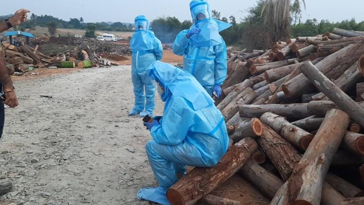 Families of deceased wait to perform the last rites at a crematorium in Bengaluru | Rohini Swamy | ThePrint