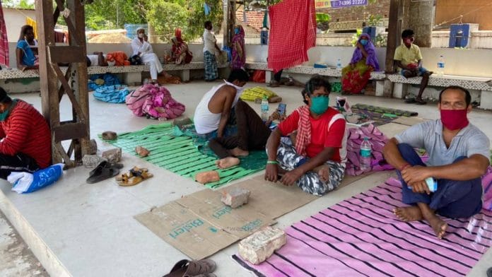 Families of patients camp outside the Diamond Harbour District Hospital | Madhuparna Das | ThePrint