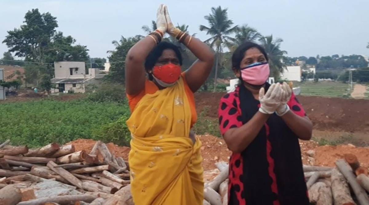 Vanajakshi and her sister-in-law, Reshma, mourn for Srinivas, as his last rites are performed | Rohini Swamy | ThePrint