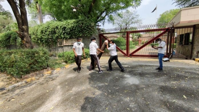 Indian Youth Congress workers supplying oxygen to the New Zealand High Commission in New Delhi. | Photo: Twitter/@srinivasiyc