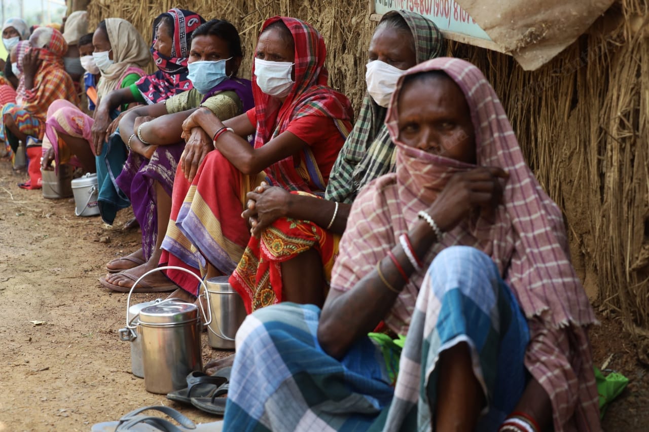Most who queued up for food are women with their children | Photo: Manisha Mondal | ThePrint